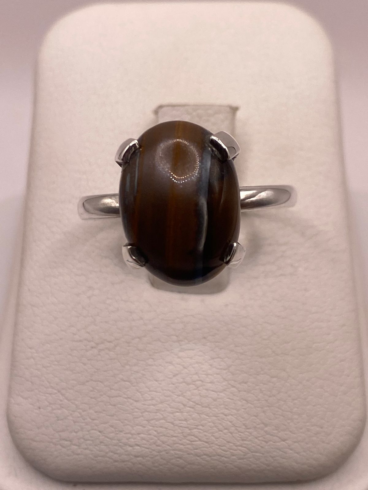 Anillo Artesanal de Plata Ley 925 con Ojo de Tigre Natural, vista de detalle