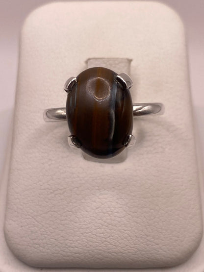 Anillo Artesanal de Plata Ley 925 con Ojo de Tigre Natural, vista de detalle