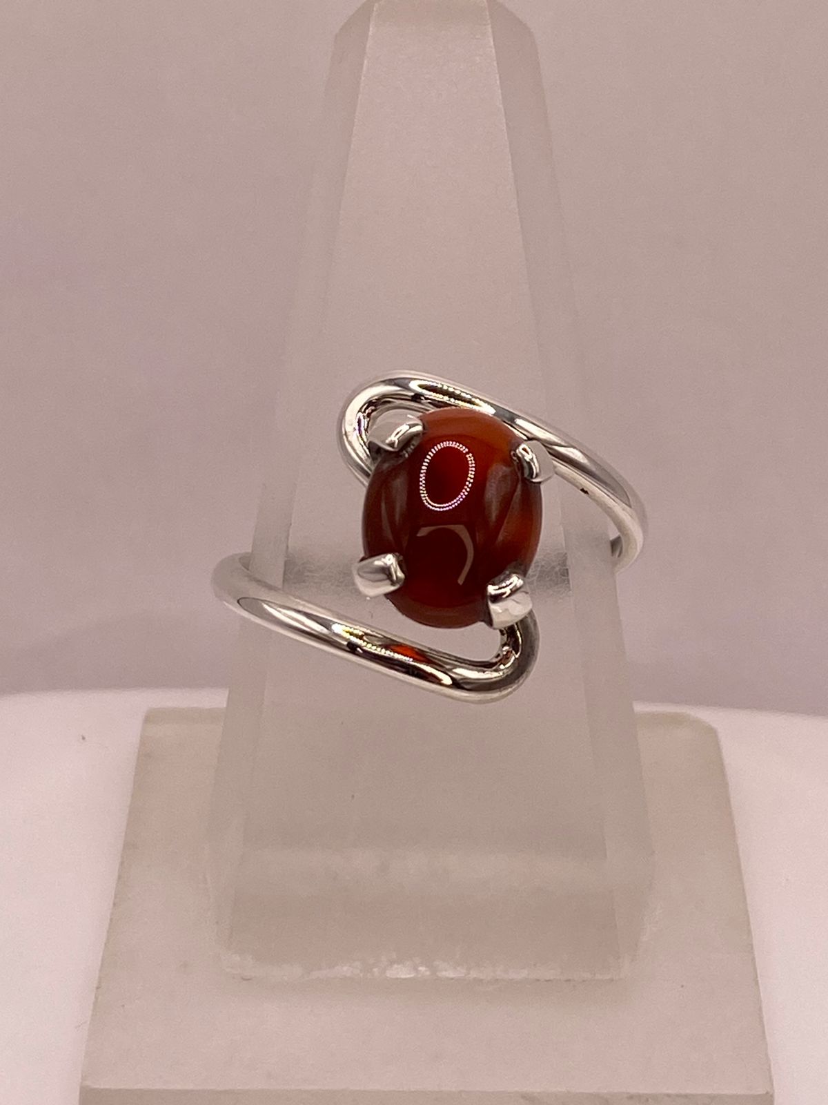 Anillo Artesanal de Plata Ley 925 con Cornalina Natural — ángulo diagonal