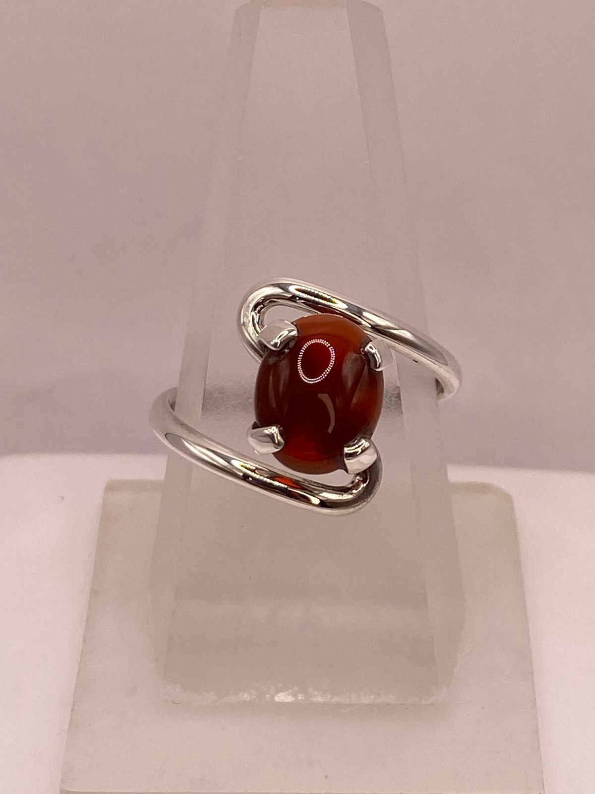 Anillo Artesanal de Plata Ley 925 con Cornalina Natural, vista de detalle
