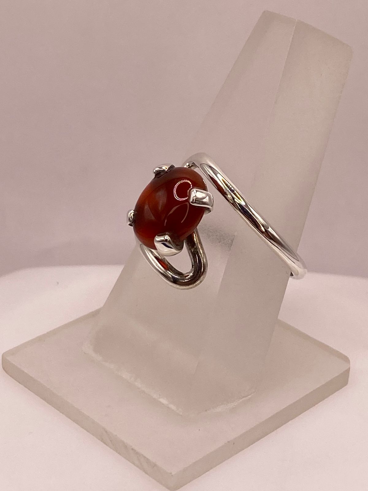 Anillo Artesanal de Plata Ley 925 con Cornalina Natural, vista lateral