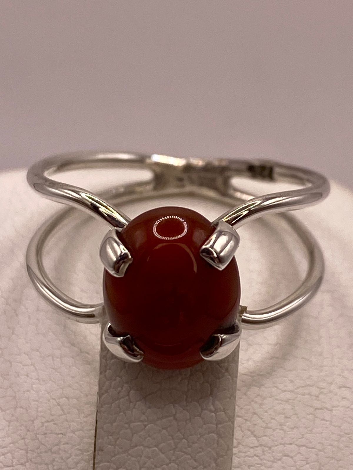 Anillo Artesanal de Plata Ley 925 con Cornalina Natural, sello de autenticidad Plata Ley .925