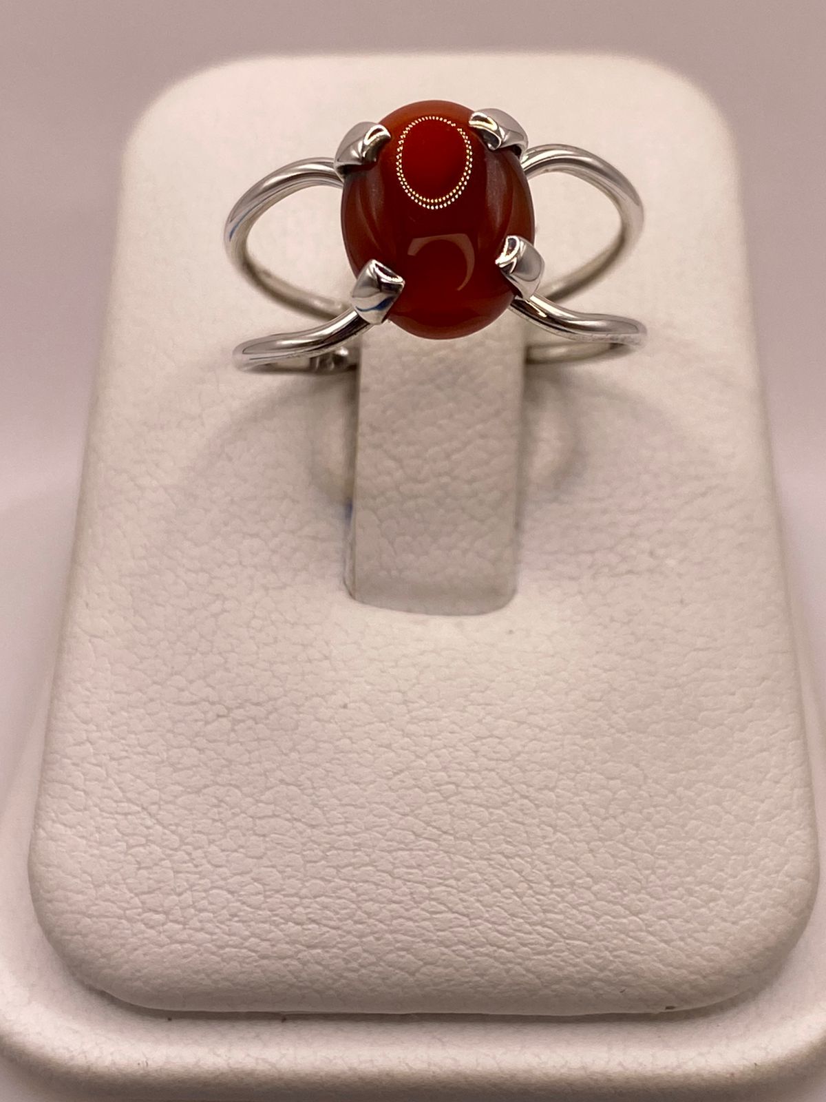 Anillo Artesanal de Plata Ley 925 con Cornalina Natural, vista lateral