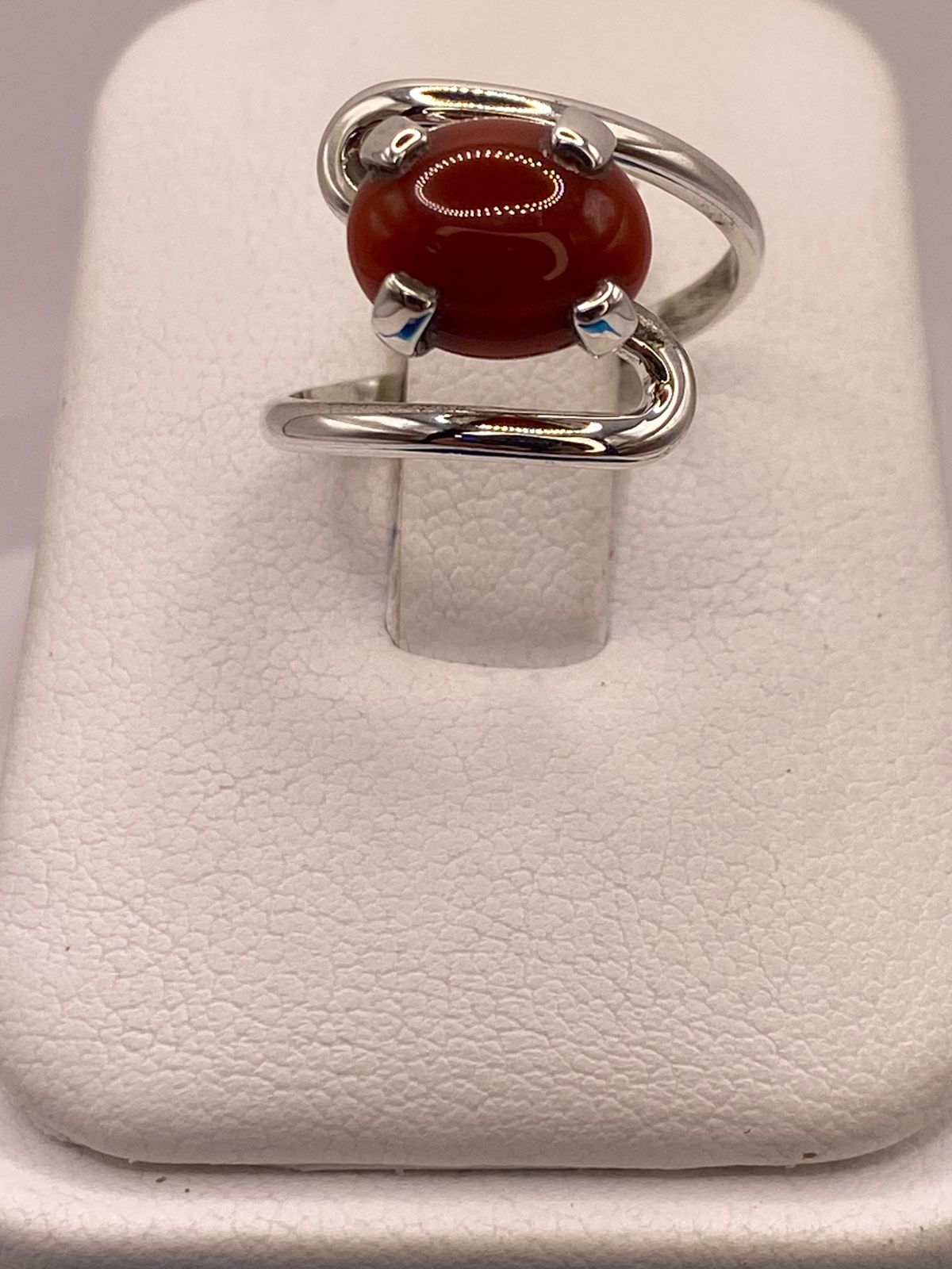 Anillo Artesanal de Plata Ley 925 con Cornalina Natural en báscula mostrando peso