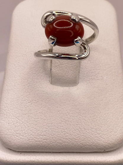 Anillo Artesanal de Plata Ley 925 con Cornalina Natural en báscula mostrando peso