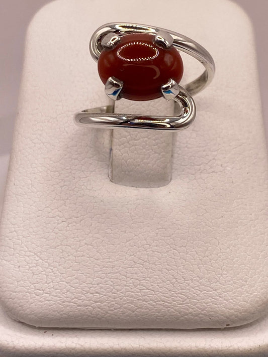 Anillo Artesanal de Plata Ley 925 con Cornalina Natural en báscula mostrando peso