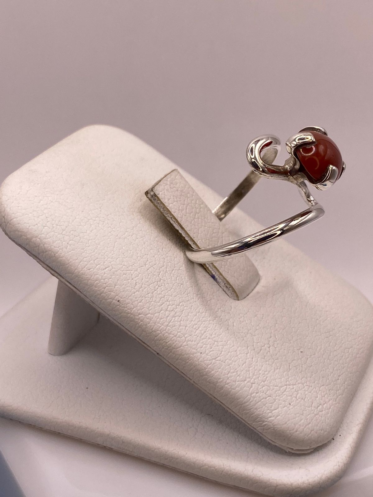 Anillo Artesanal de Plata Ley 925 con Cornalina Natural, vista lateral