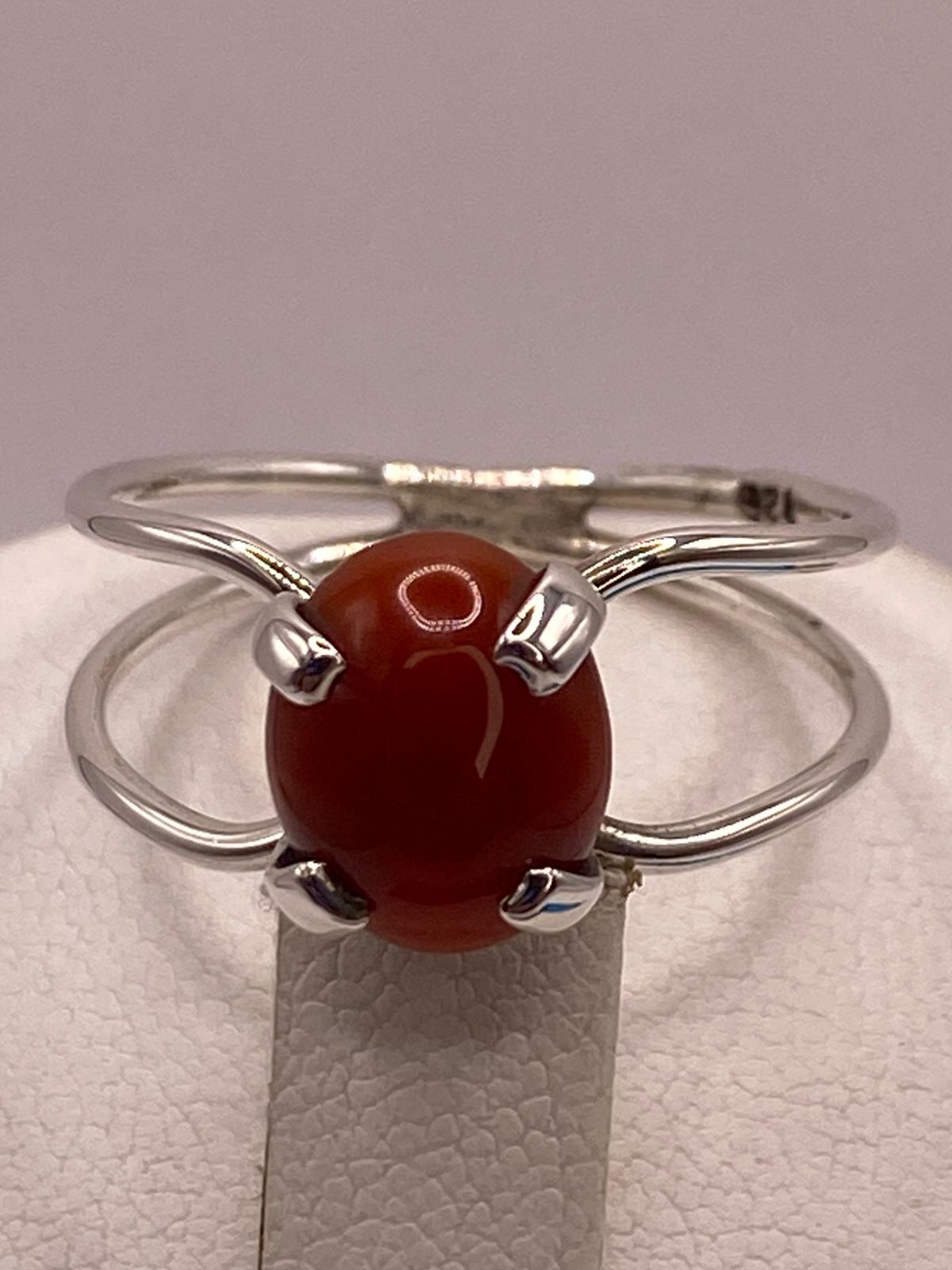 Anillo Artesanal de Plata Ley 925 con Cornalina Natural, sello de autenticidad Plata Ley .925