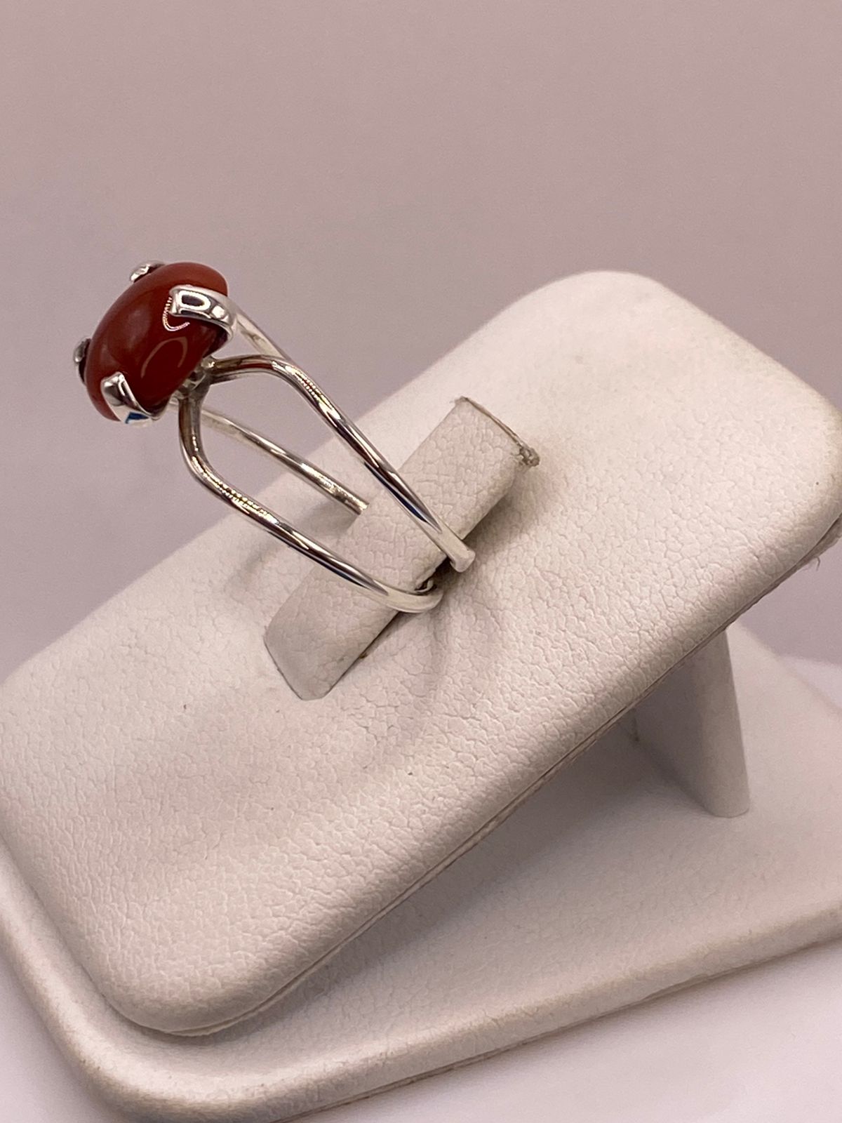 Anillo Artesanal de Plata Ley 925 con Cornalina Natural, vista frontal