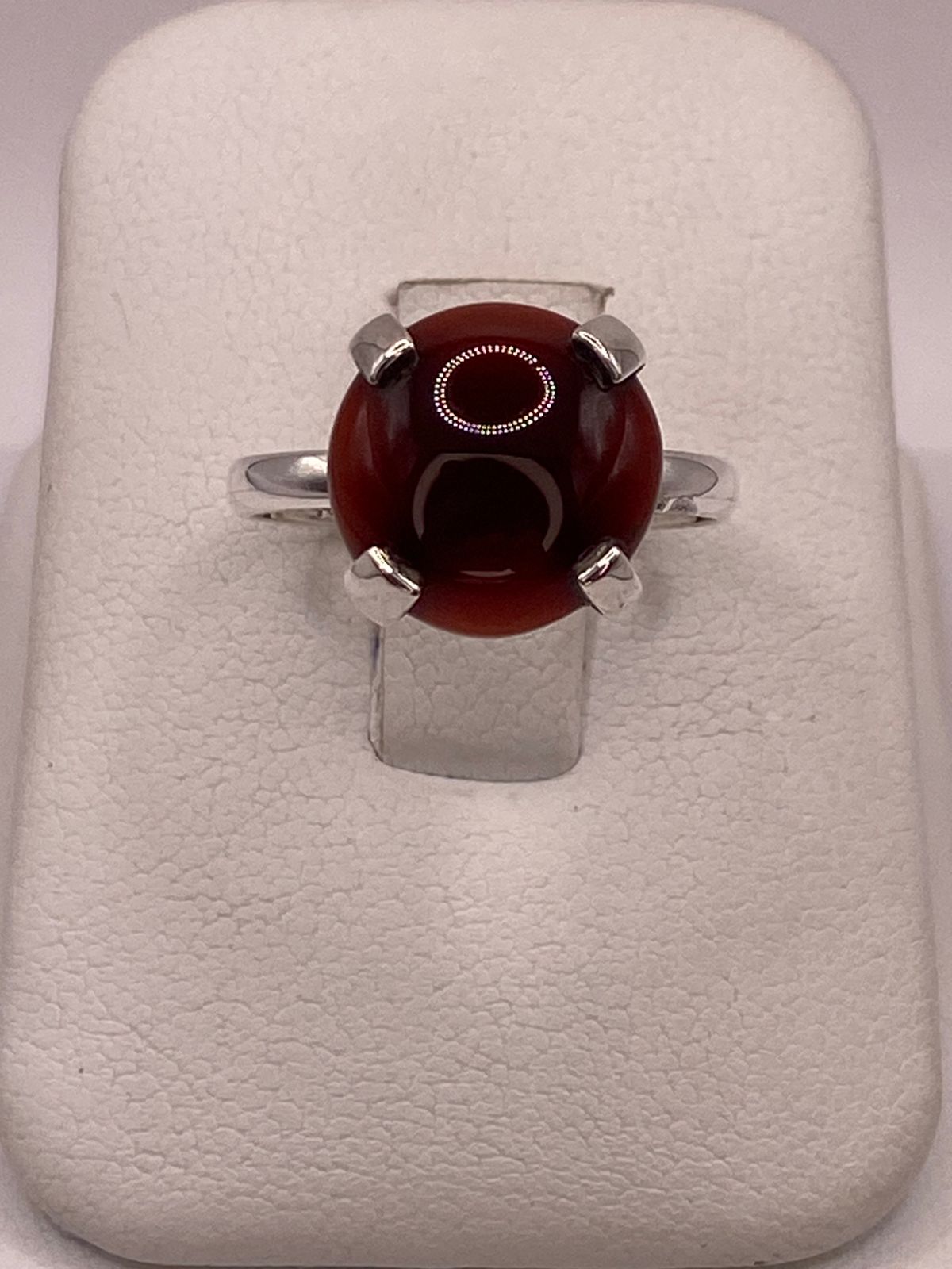 Anillo Artesanal de Plata Ley 925 con Cornalina Natural — ángulo diagonal