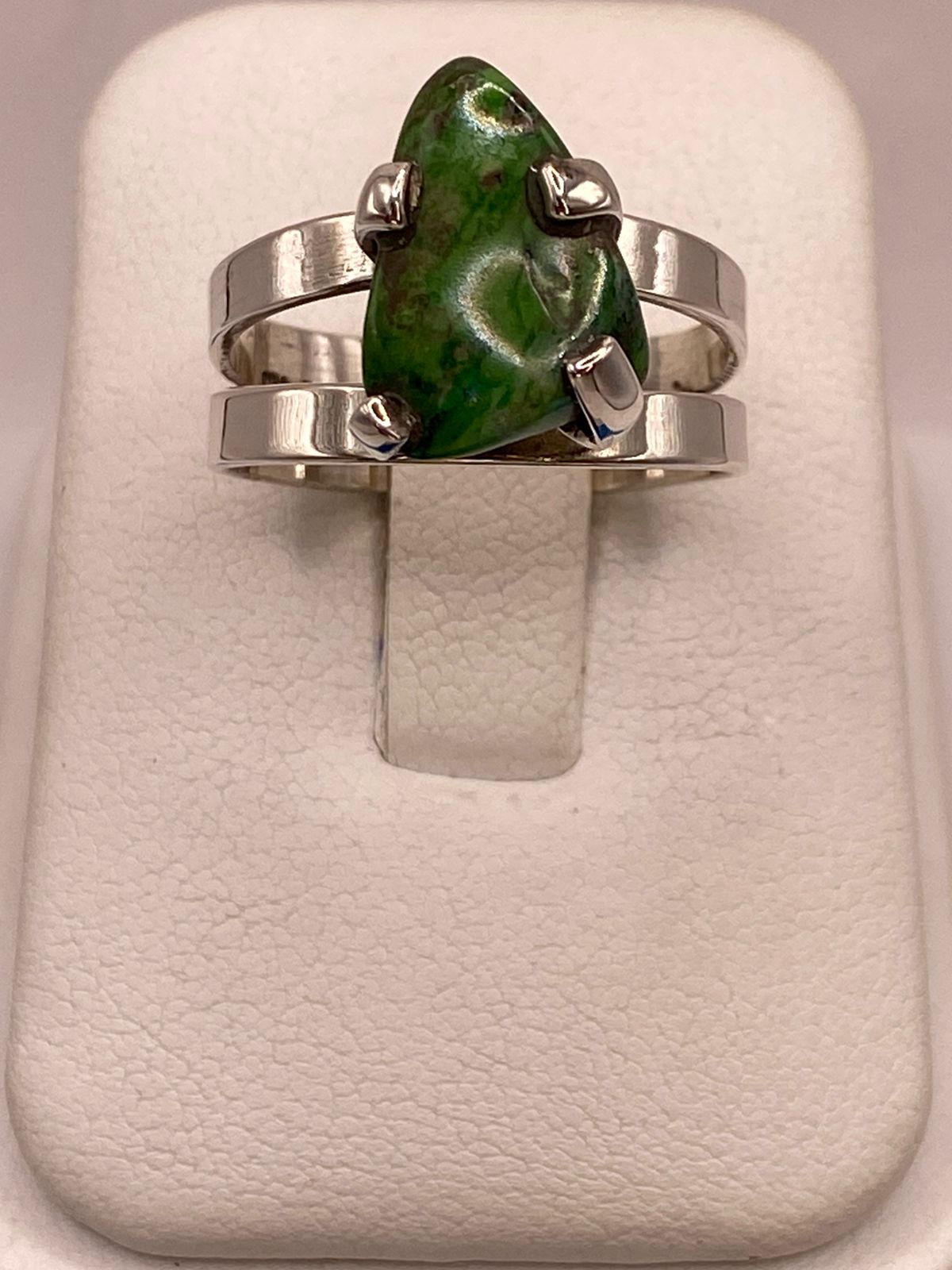 Anillo Artesanal de Plata Ley 925 con Crisocola Natural, vista lateral