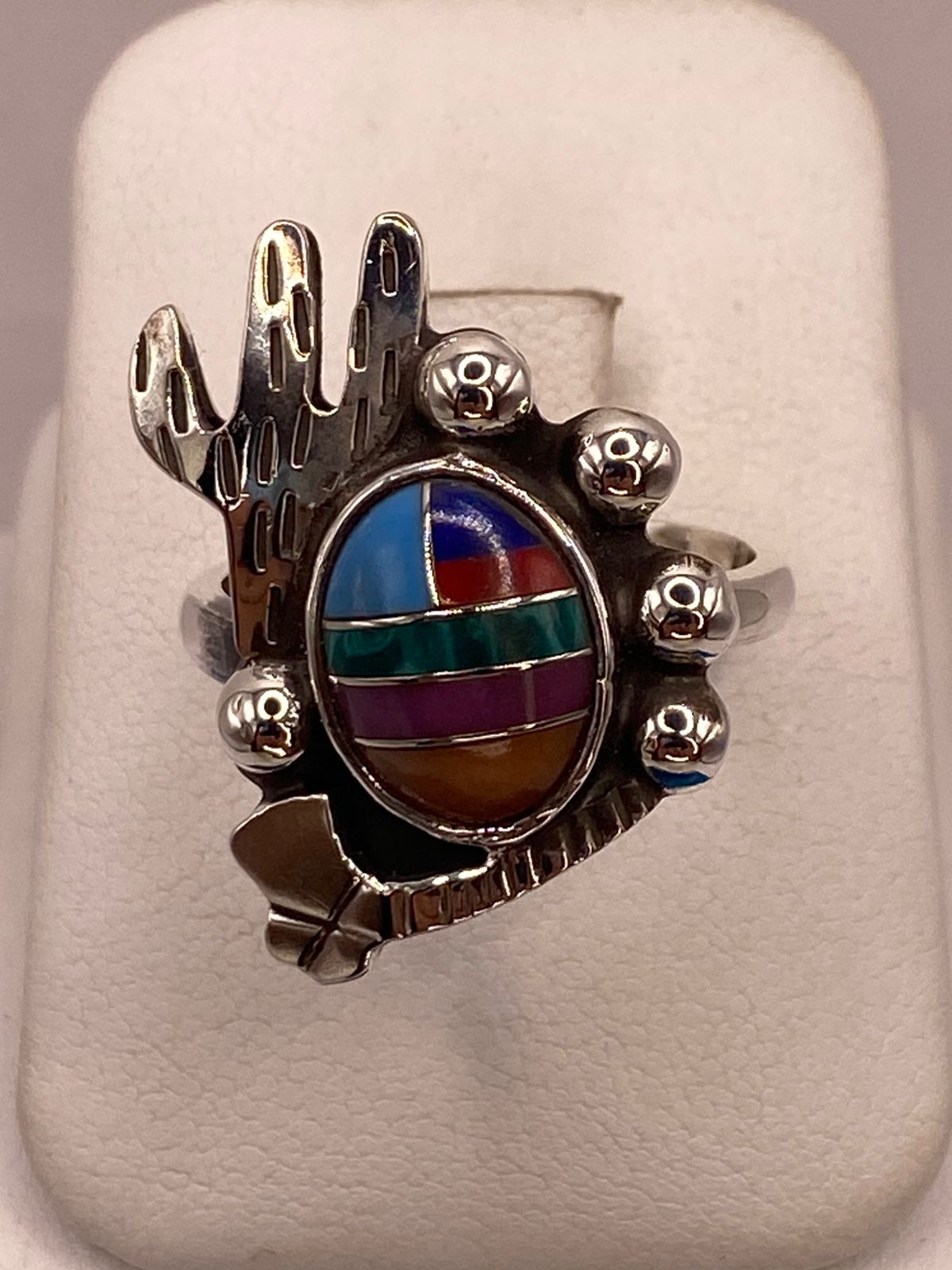 Anillo Artesanal de Plata Ley 925 con Incrustaciones Multicolor, vista de detalle
