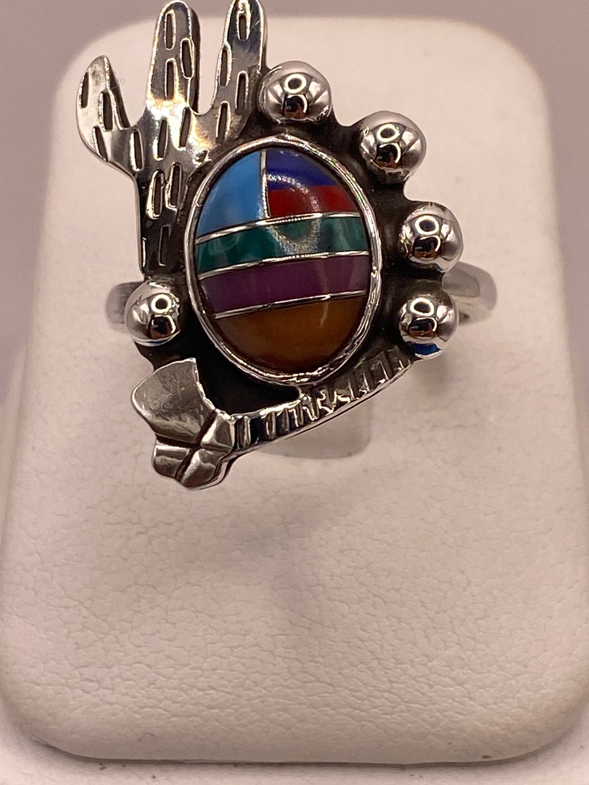 Anillo Artesanal de Plata Ley 925 con Incrustaciones Multicolor, vista superior