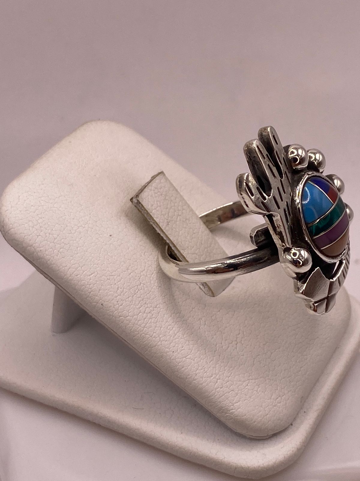 Anillo Artesanal de Plata Ley 925 con Incrustaciones Multicolor, vista lateral