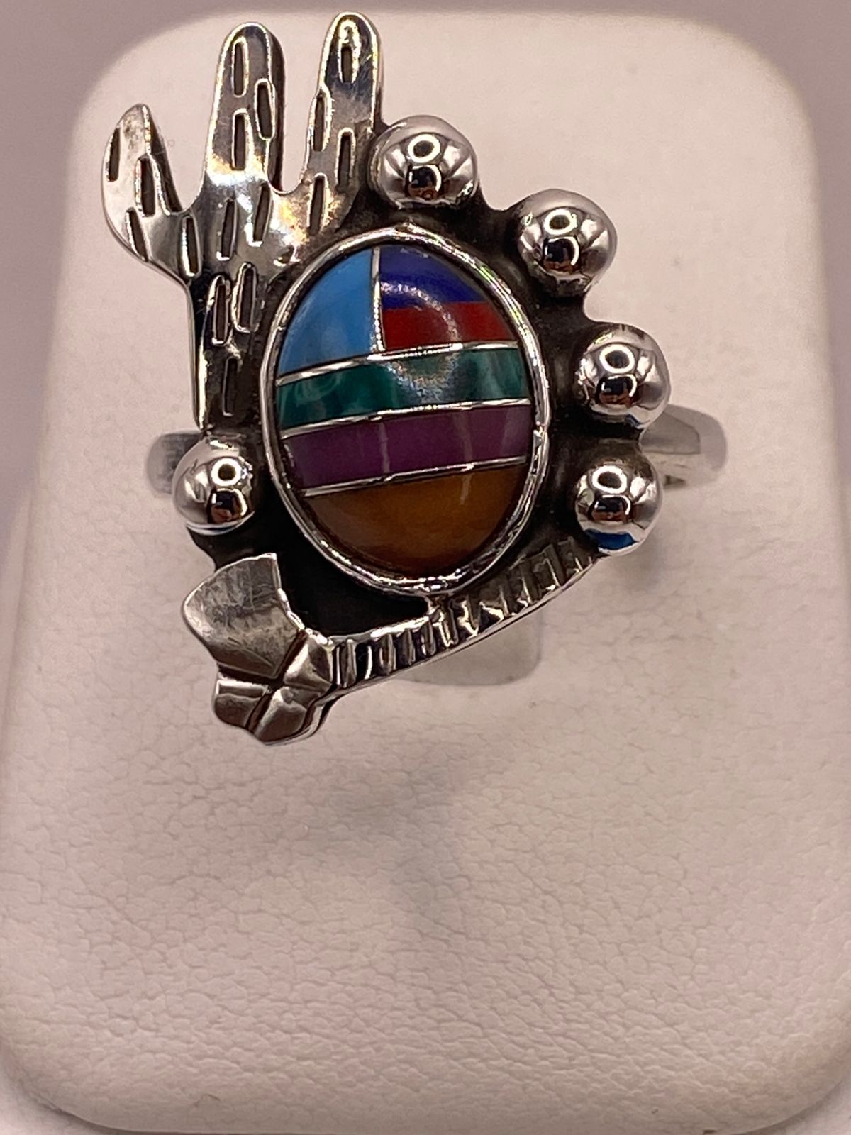 Anillo Artesanal de Plata Ley 925 con Incrustaciones Multicolor en báscula mostrando peso