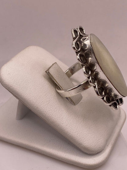 Anillo Artesanal de Plata Ley 925 con Jade Blanca, vista lateral