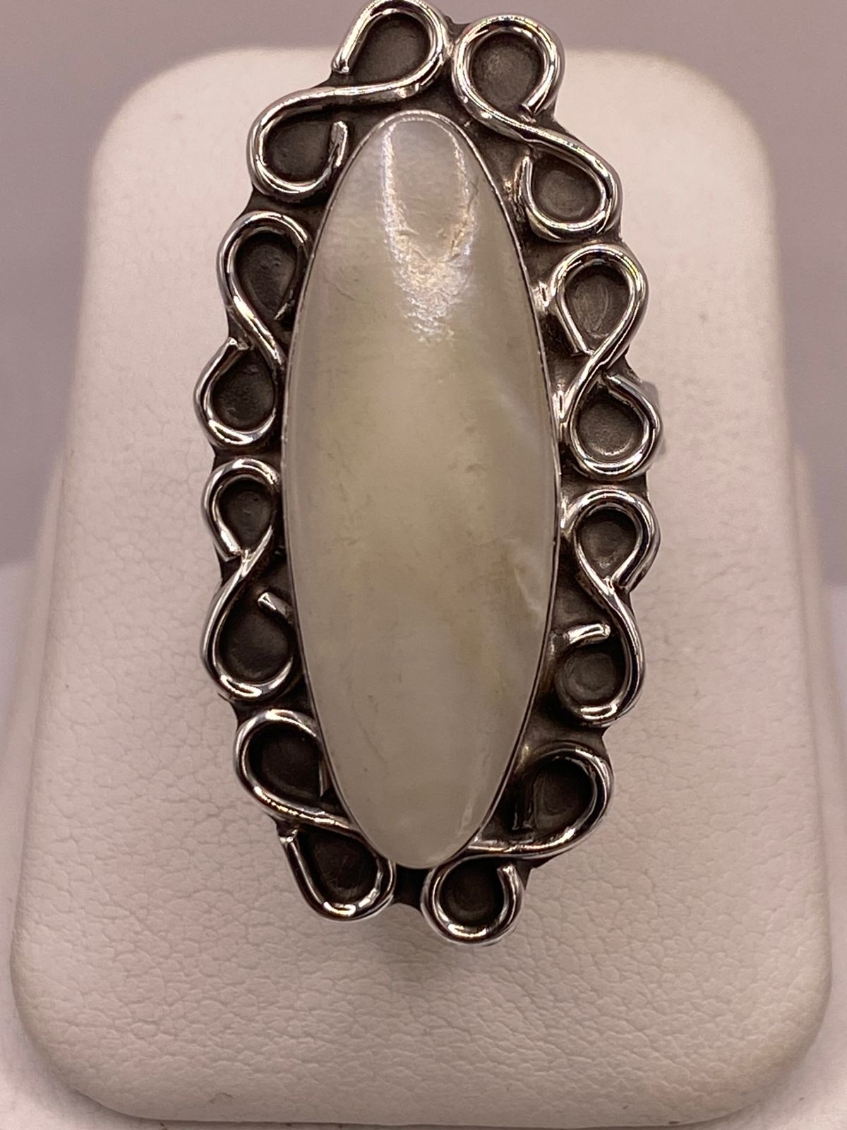 Anillo Artesanal de Plata Ley 925 con Jade Blanca — ángulo diagonal