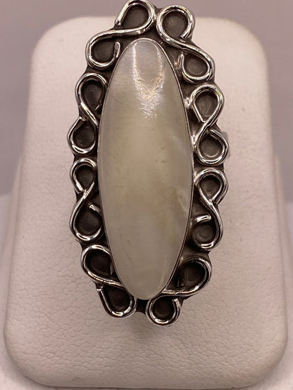 Anillo Artesanal de Plata Ley 925 con Jade Blanca — ángulo diagonal