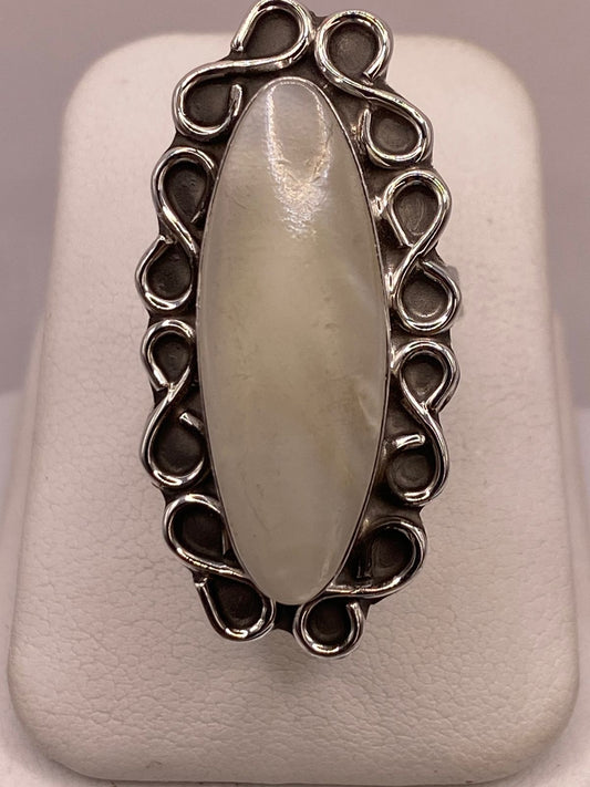 Anillo Artesanal de Plata Ley 925 con Jade Blanca — ángulo diagonal