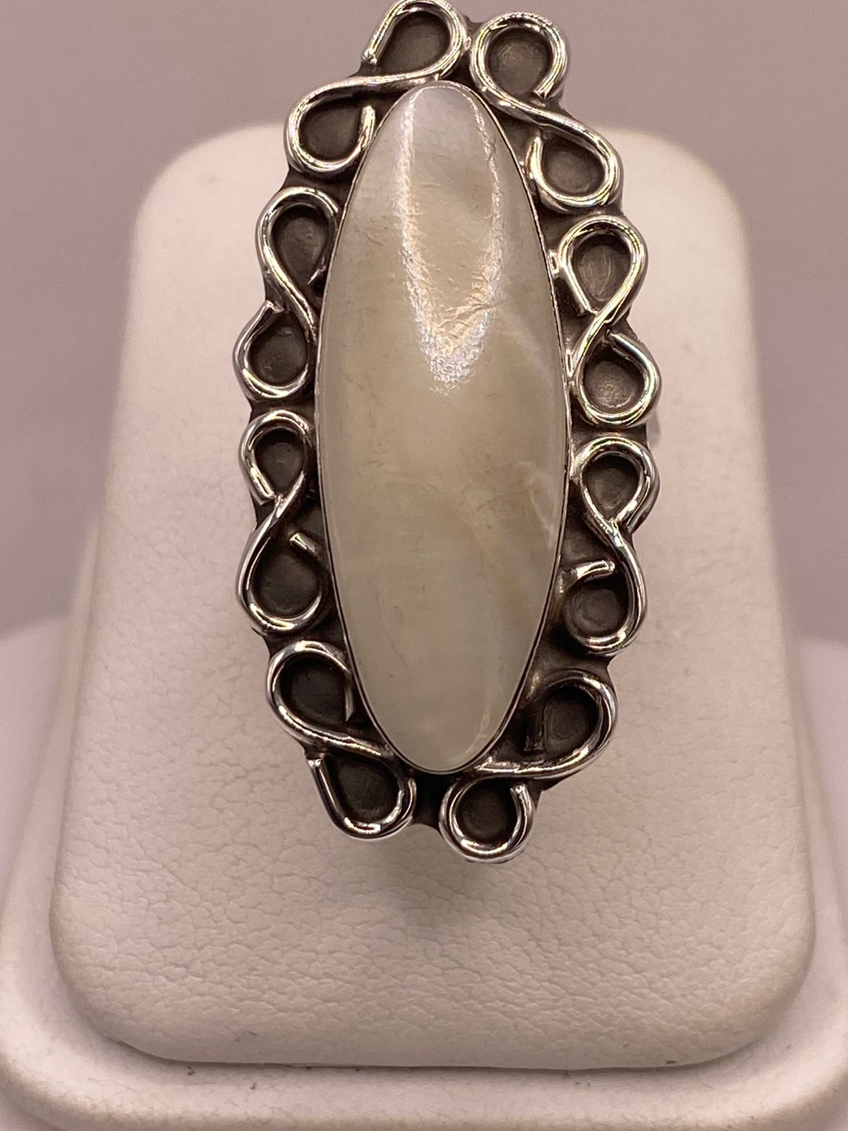 Anillo Artesanal de Plata Ley 925 con Jade Blanca, vista de detalle