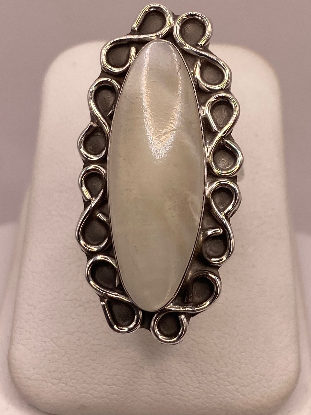 Anillo Artesanal de Plata Ley 925 con Jade Blanca, vista frontal