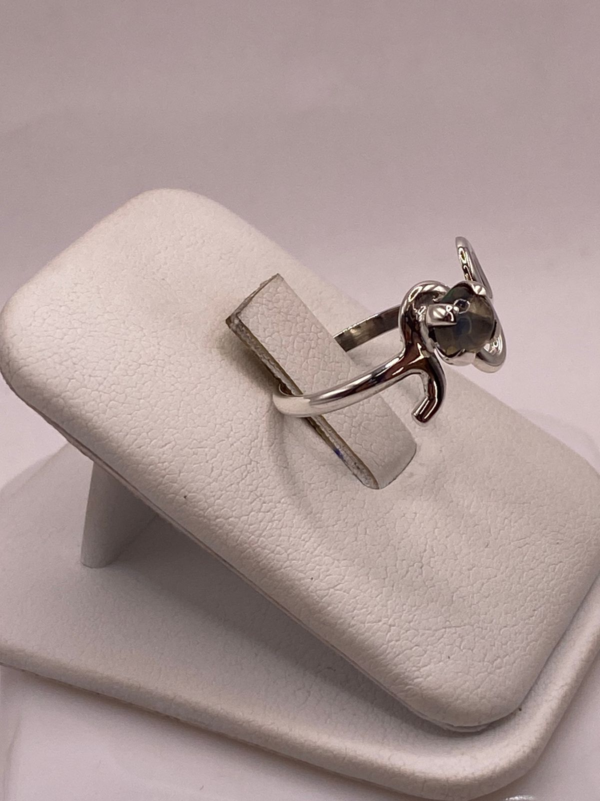 Anillo Artesanal de Plata Ley 925 con Labradorita Cabochón, vista lateral