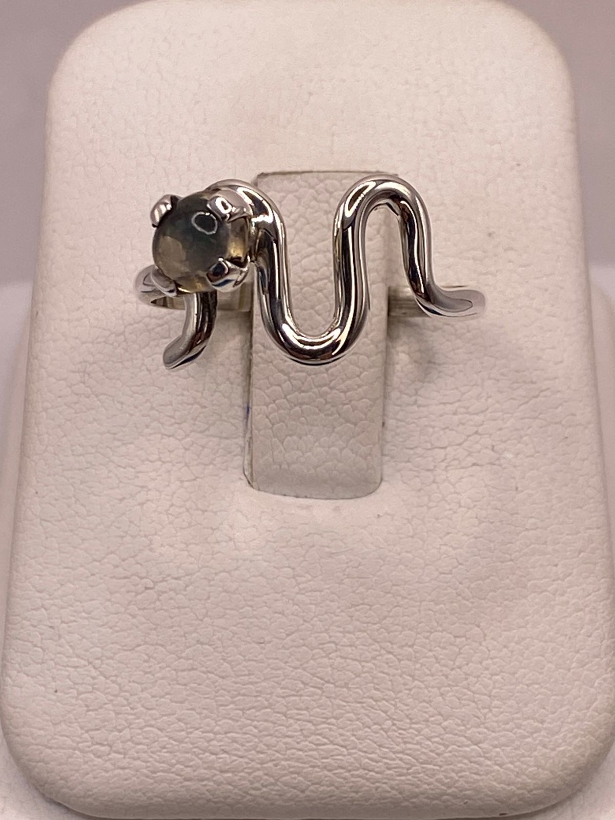 Anillo Artesanal de Plata Ley 925 con Labradorita Cabochón en báscula mostrando peso