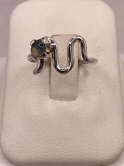 Anillo Artesanal de Plata Ley 925 con Labradorita Cabochón en báscula mostrando peso