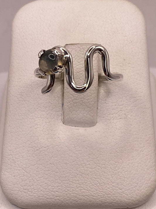 Anillo Artesanal de Plata Ley 925 con Labradorita Cabochón en báscula mostrando peso