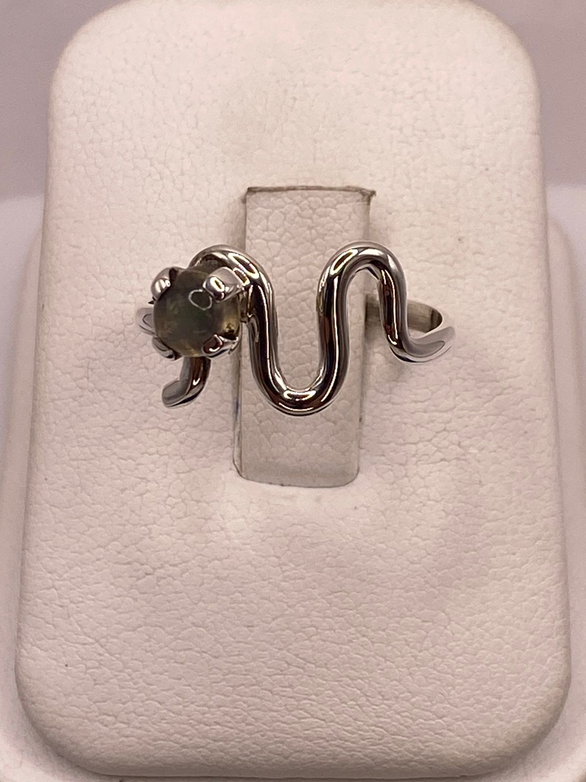 Anillo Artesanal de Plata Ley 925 con Labradorita Cabochón, vista superior