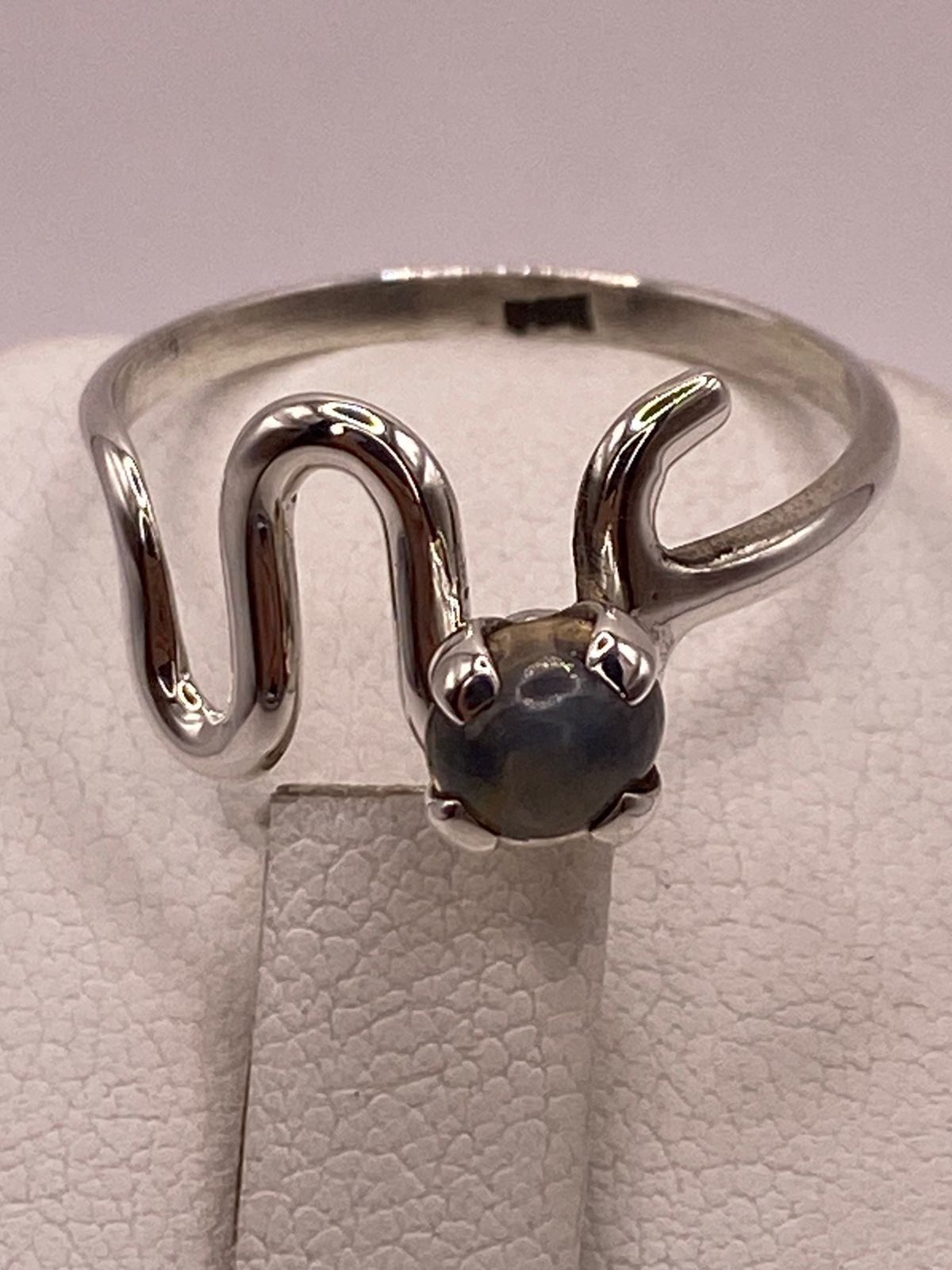 Anillo Artesanal de Plata Ley 925 con Labradorita Cabochón, sello de autenticidad Plata Ley .925