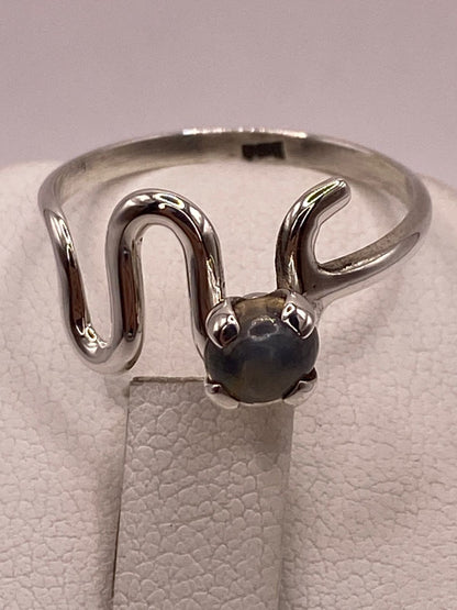 Anillo Artesanal de Plata Ley 925 con Labradorita Cabochón, sello de autenticidad Plata Ley .925