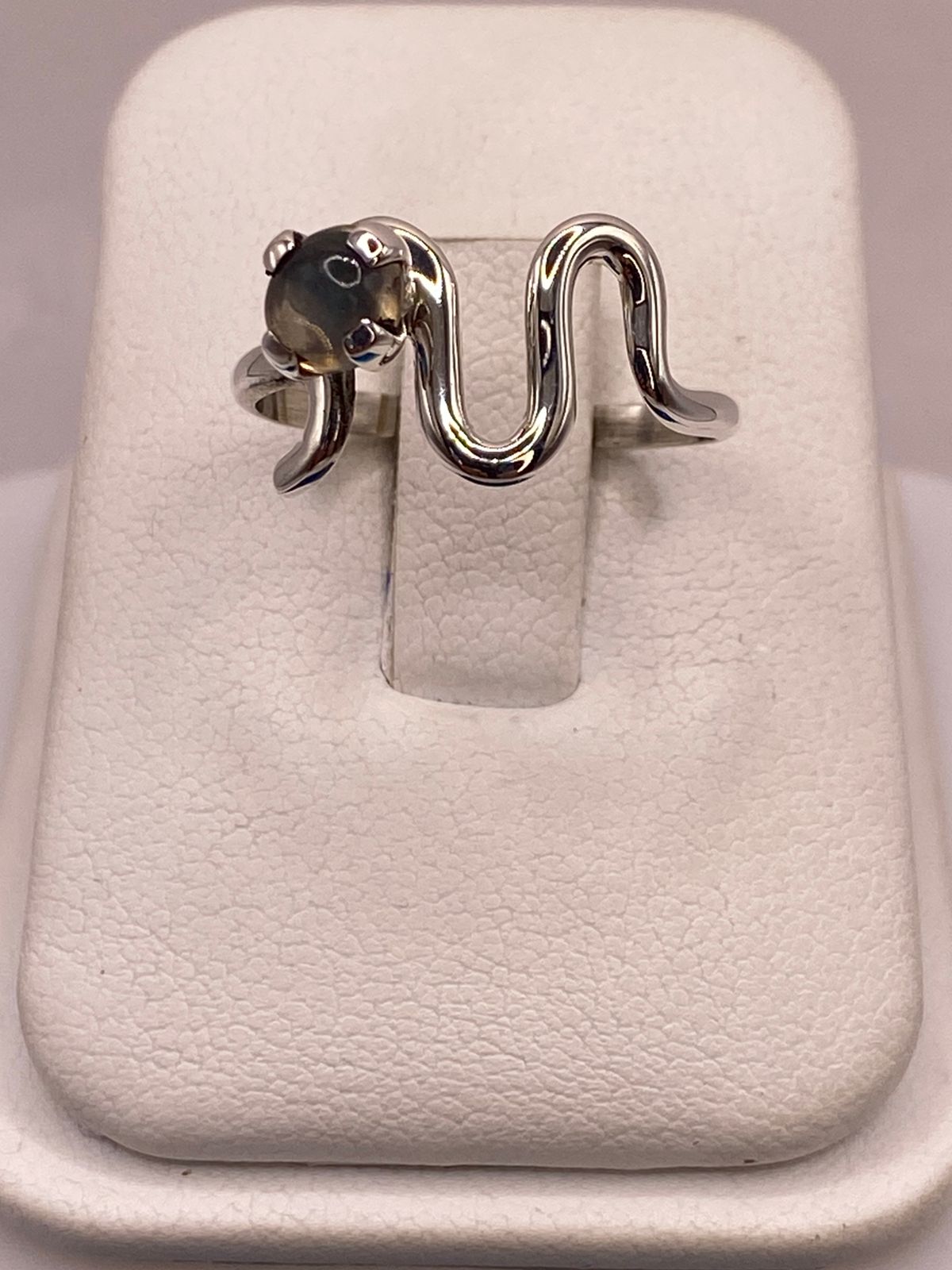 Anillo Artesanal de Plata Ley 925 con Labradorita Cabochón, vista frontal
