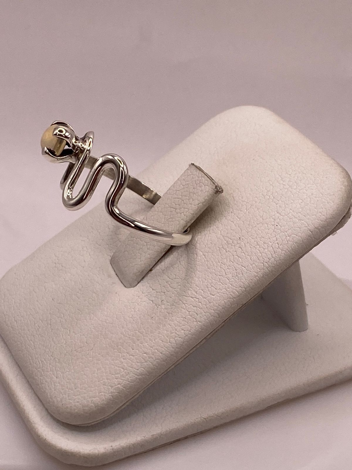 Anillo Artesanal de Plata Ley 925 con Labradorita Cabochón, vista de detalle
