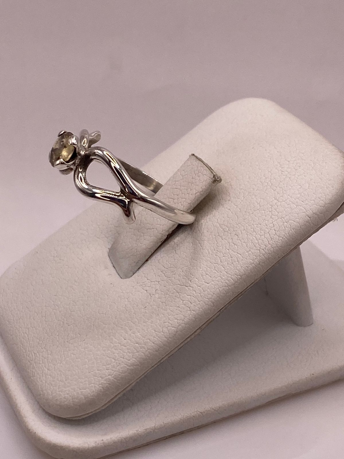 Anillo Artesanal de Plata Ley 925 con Labradorita Natural, vista frontal