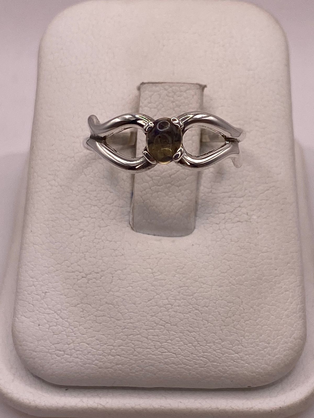 Anillo Artesanal de Plata Ley 925 con Labradorita Natural, vista lateral
