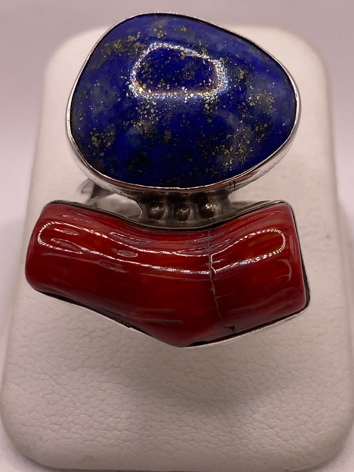 Anillo Artesanal de Plata Ley 925 con Lapislázuli y Coral Rojo — ángulo diagonal