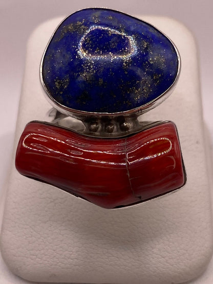 Anillo Artesanal de Plata Ley 925 con Lapislázuli y Coral Rojo — ángulo diagonal