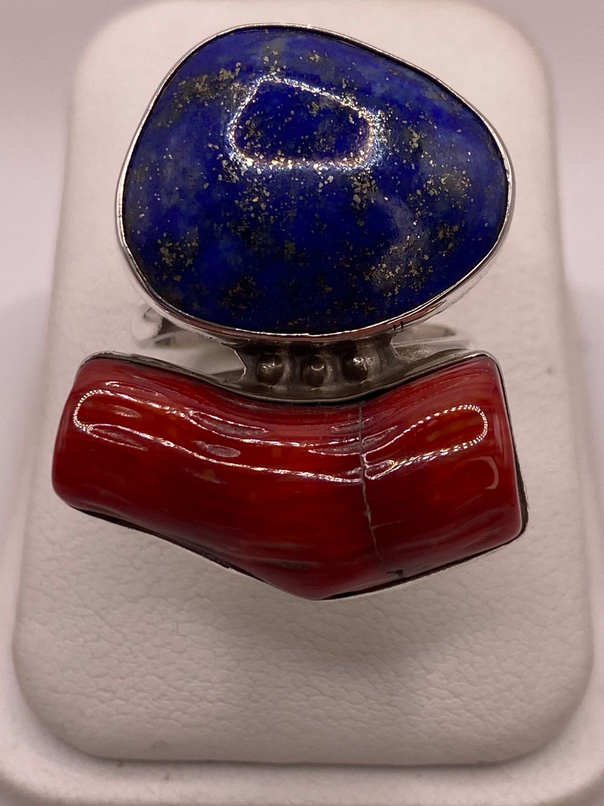 Anillo Artesanal de Plata Ley 925 con Lapislázuli y Coral Rojo, vista frontal