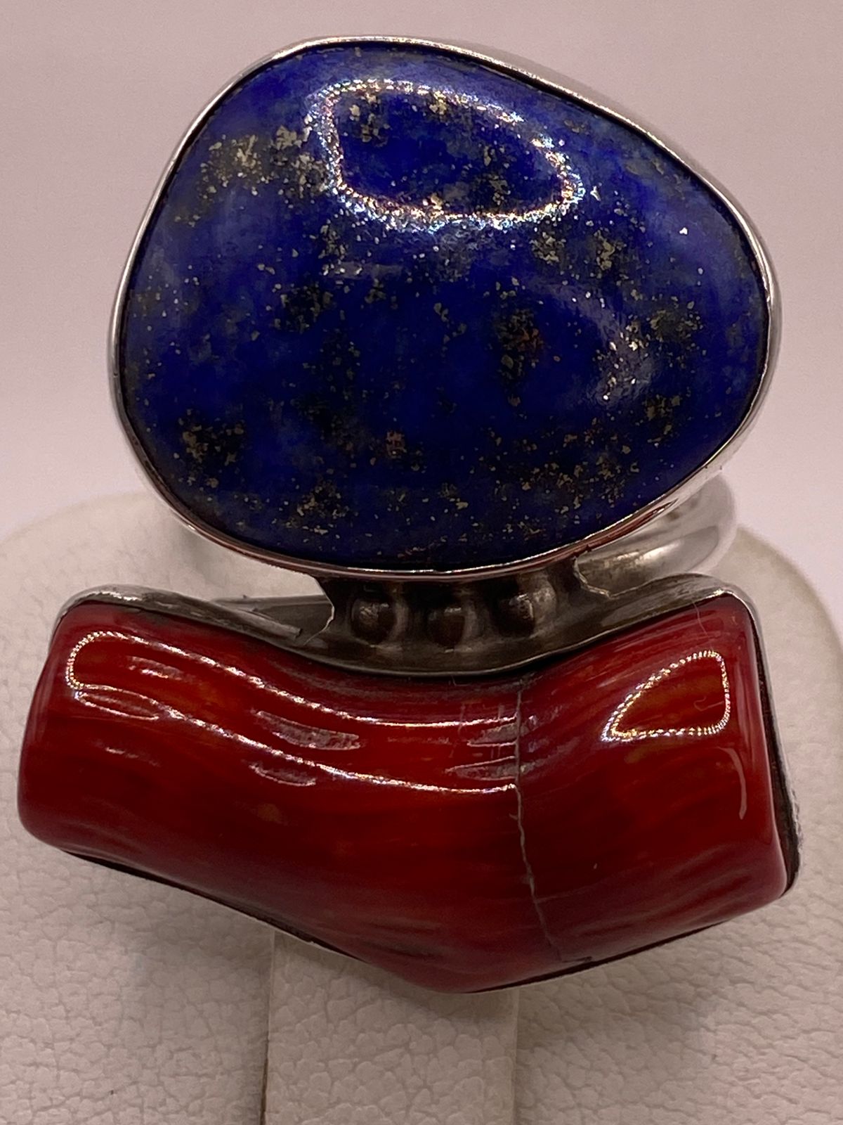 Anillo Artesanal de Plata Ley 925 con Lapislázuli y Coral Rojo, sello de autenticidad Plata Ley .925