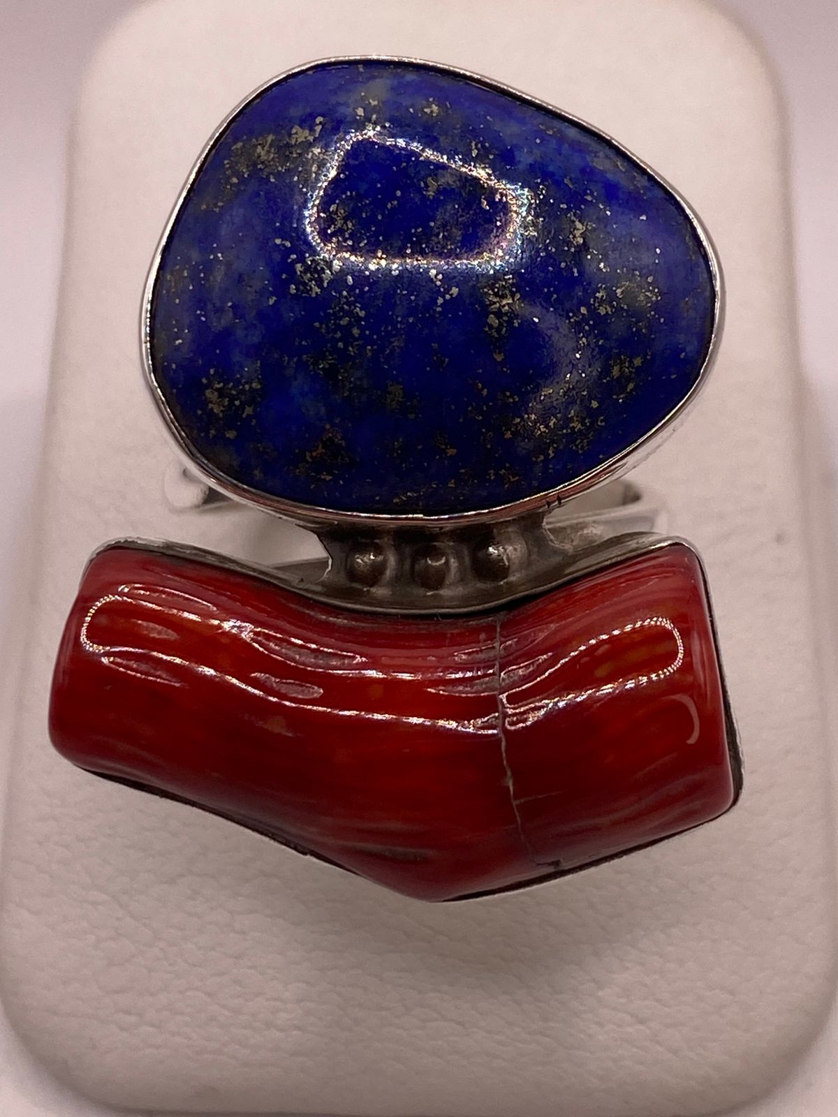 Anillo Artesanal de Plata Ley 925 con Lapislázuli y Coral Rojo, vista lateral