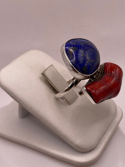 Anillo Artesanal de Plata Ley 925 con Lapislázuli y Coral Rojo, vista de detalle