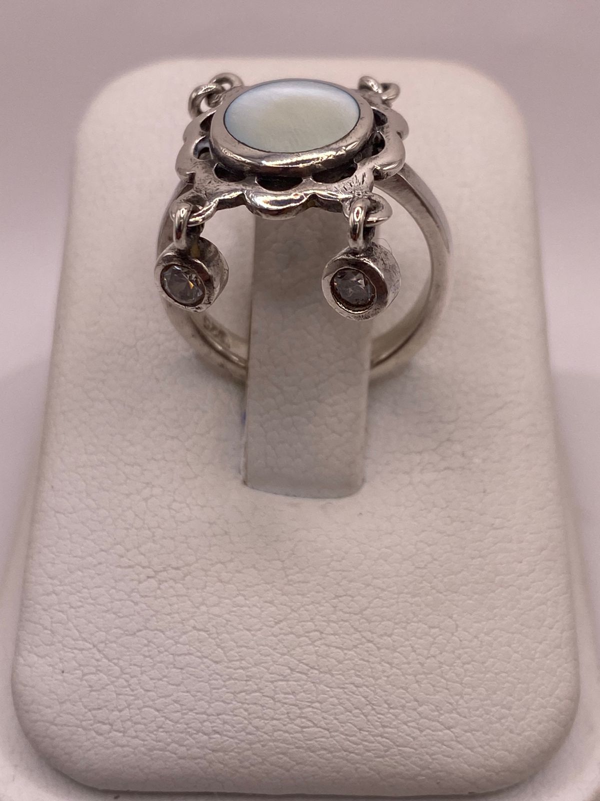 Anillo Artesanal de Plata Ley 925 con Nácar Natural, vista de detalle