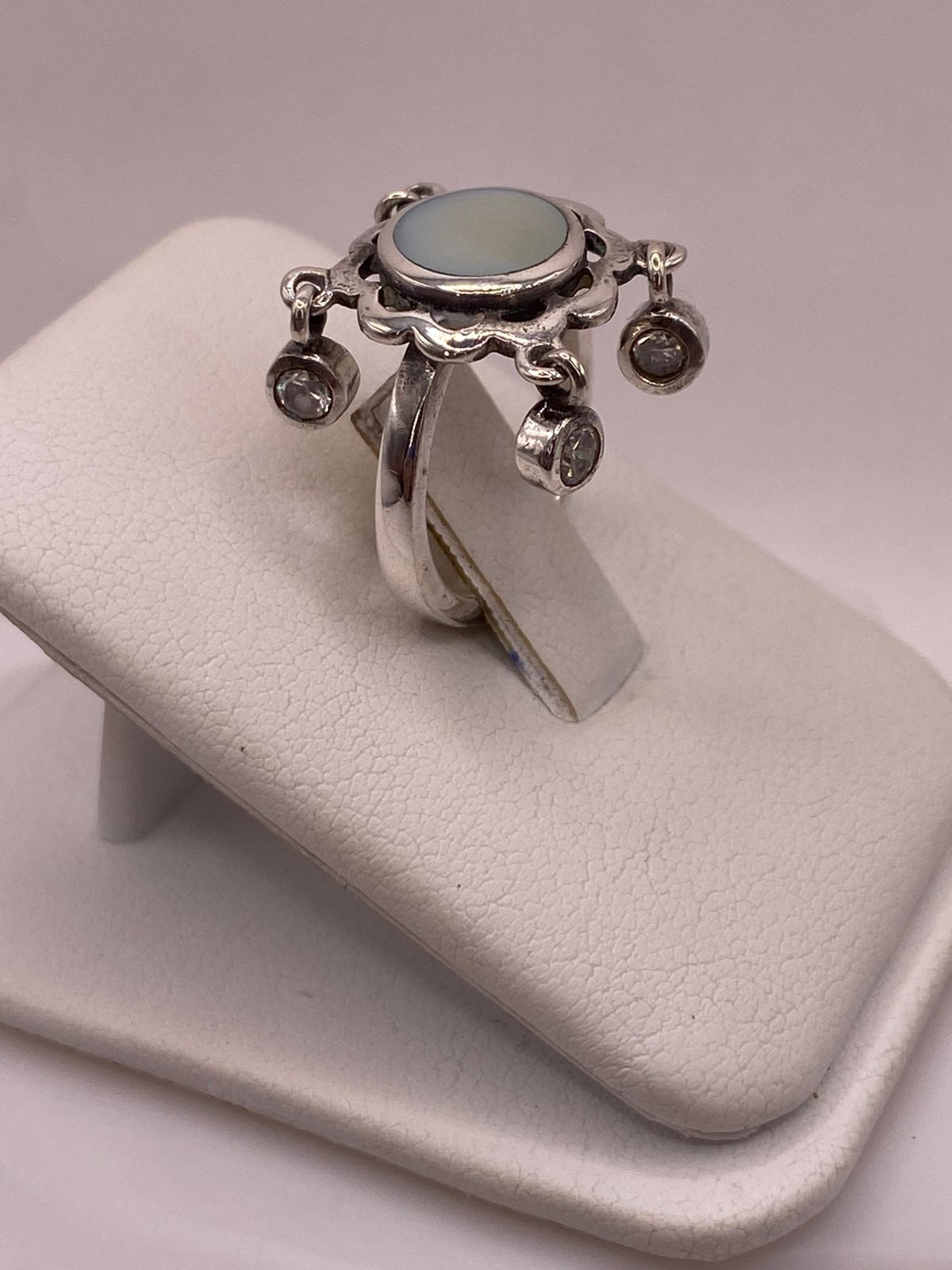 Anillo Artesanal de Plata Ley 925 con Nácar Natural, vista lateral
