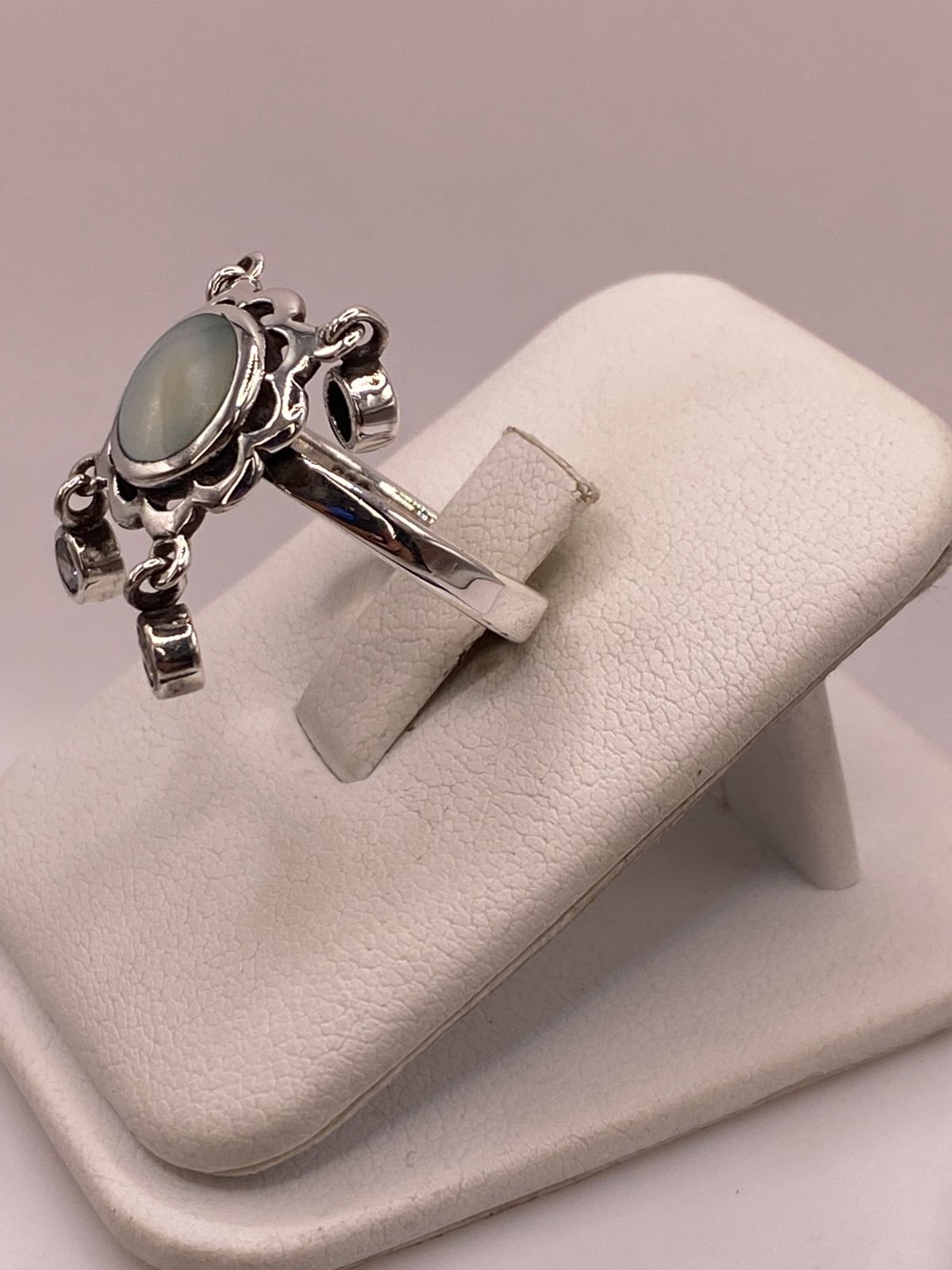 Anillo Artesanal de Plata Ley 925 con Nácar Natural, vista frontal