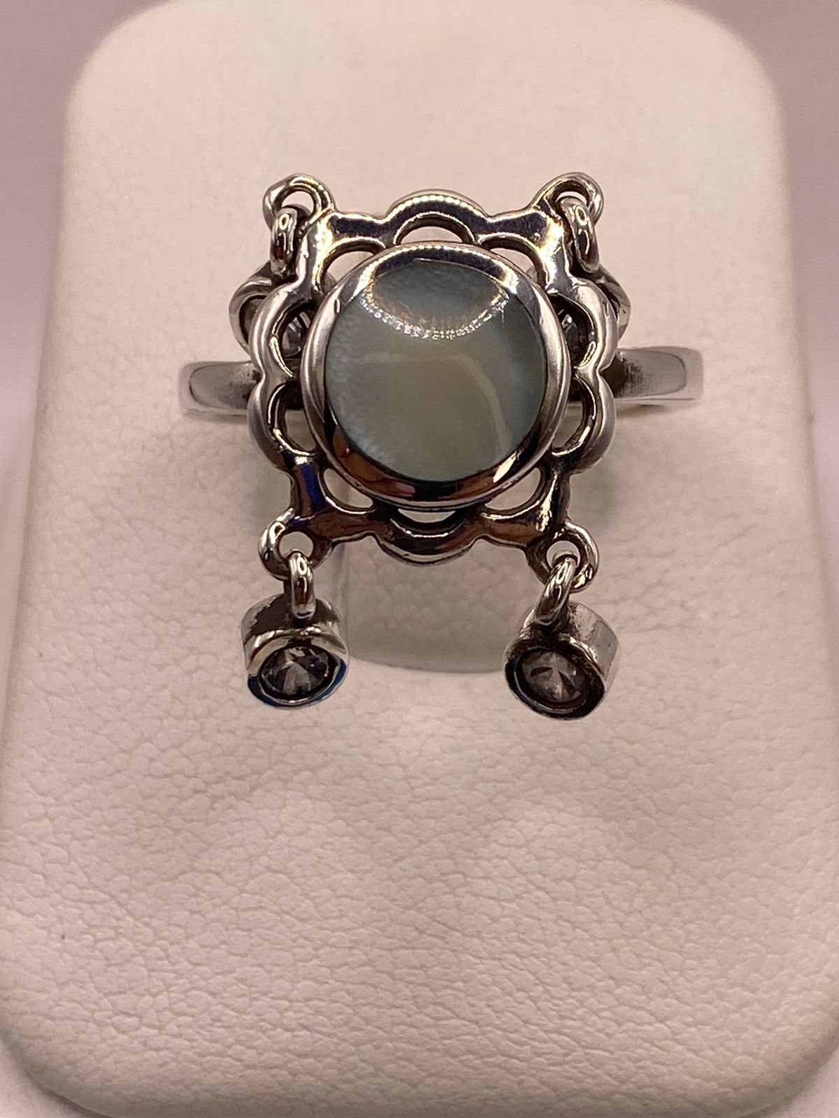Anillo Artesanal de Plata Ley 925 con Nácar Natural — ángulo diagonal