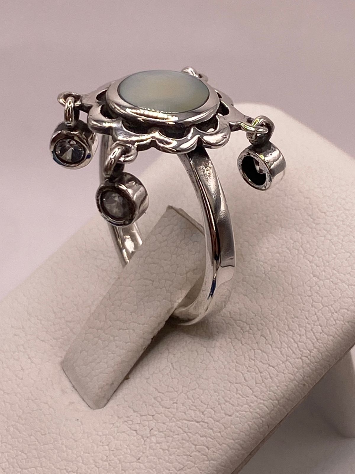 Anillo Artesanal de Plata Ley 925 con Nácar Natural, vista de detalle