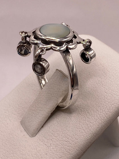 Anillo Artesanal de Plata Ley 925 con Nácar Natural, vista de detalle