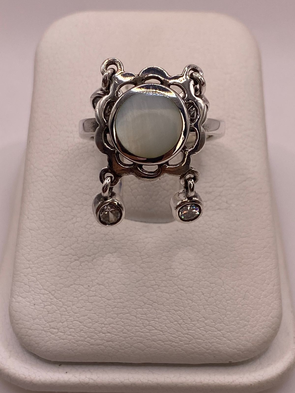 Anillo Artesanal de Plata Ley 925 con Nácar Natural en báscula mostrando peso