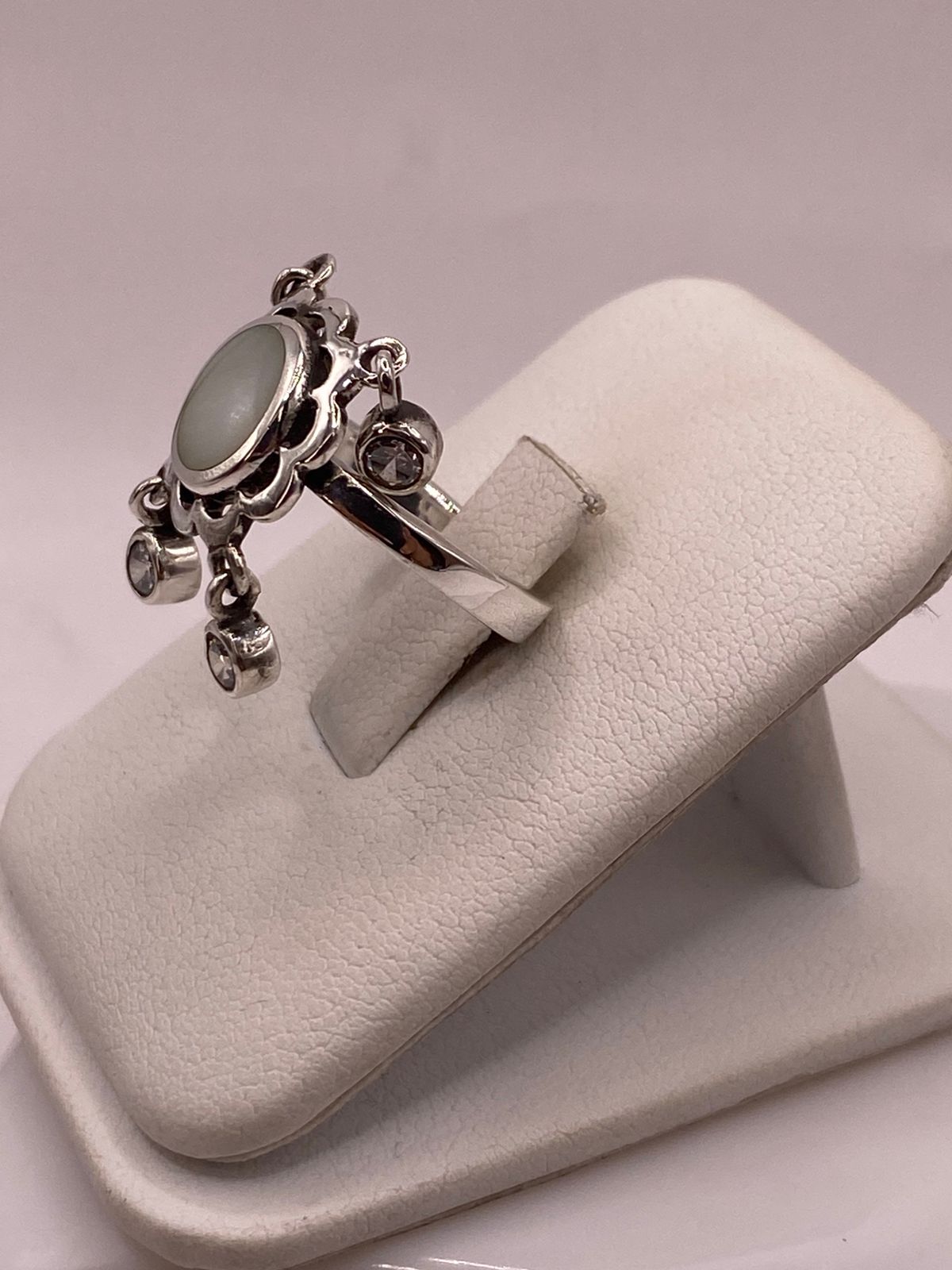 Anillo Artesanal de Plata Ley 925 con Nácar Natural, vista frontal